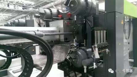 磁致伸縮位移傳感器安裝在鎖模油缸的示例